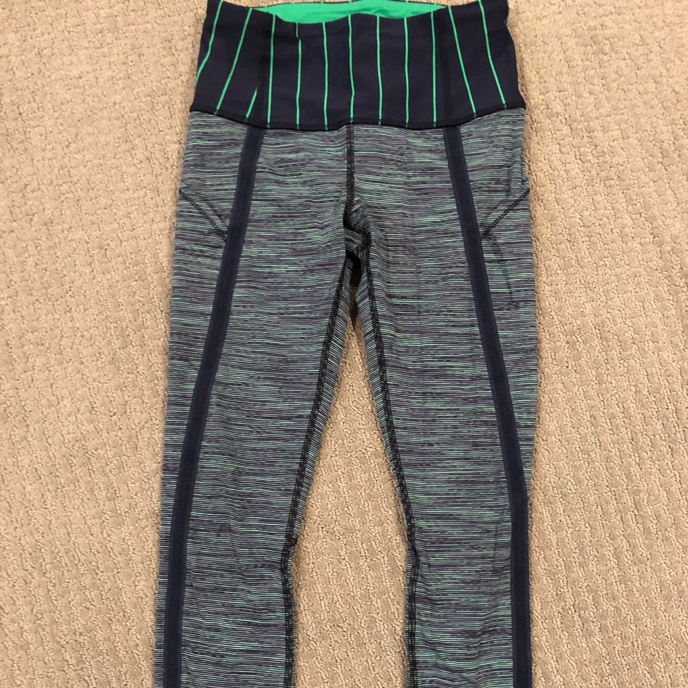 Lululemon women’s reversible Capri leggings size 4